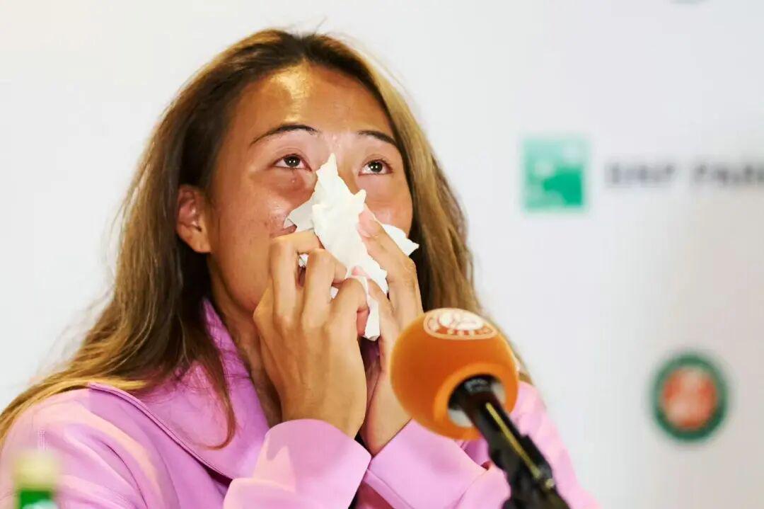 开云登录入口-一轮游!2026法网女单首轮:郑钦文0比2出局 泪洒发布会